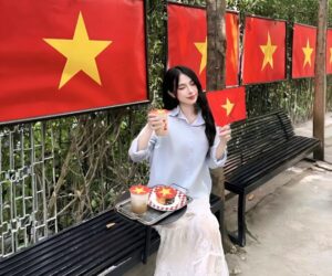 Sắc Đỏ Bên Những Quán Cà Phê